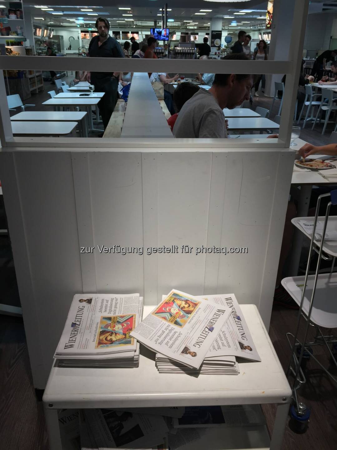 Ikea SCS bietet schon seit Jahren die aktuelle Tageszeitung zur freien Entnahme an. 