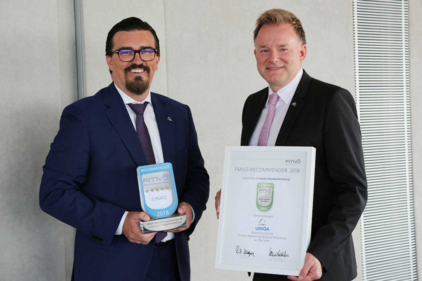 UNIQA Insurance Group AG: Berater von UNIQA Österreich holen Gold beim FMVÖ-Recommander-Award 2018; Herbert Kaiser, Leiter Exklusivvertrieb und Peter Humer, Vorstand UNIQA Österreich freuen sich über die FMVÖ-Recommander-Award Auszeichnung für die beste Beratung. Fotocredit: UNIQA/Caro Burger