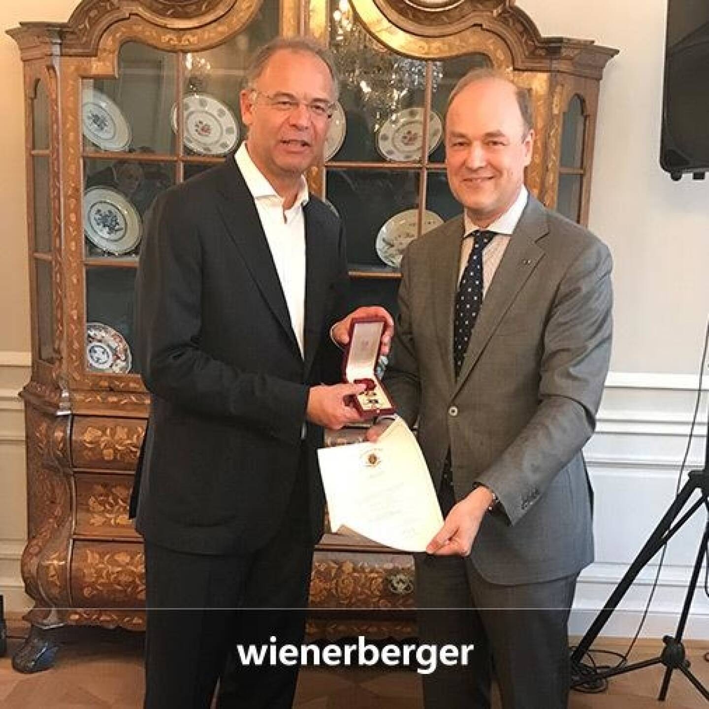 Wienerberger CEO Heimo Scheuch wurde mit dem Orden der Krone ausgezeichnet, einer der höchsten Ehrungen des Königreichs Belgien für seine wirtschaftlichen Leistungen in Belgien. Foto@Linkedin