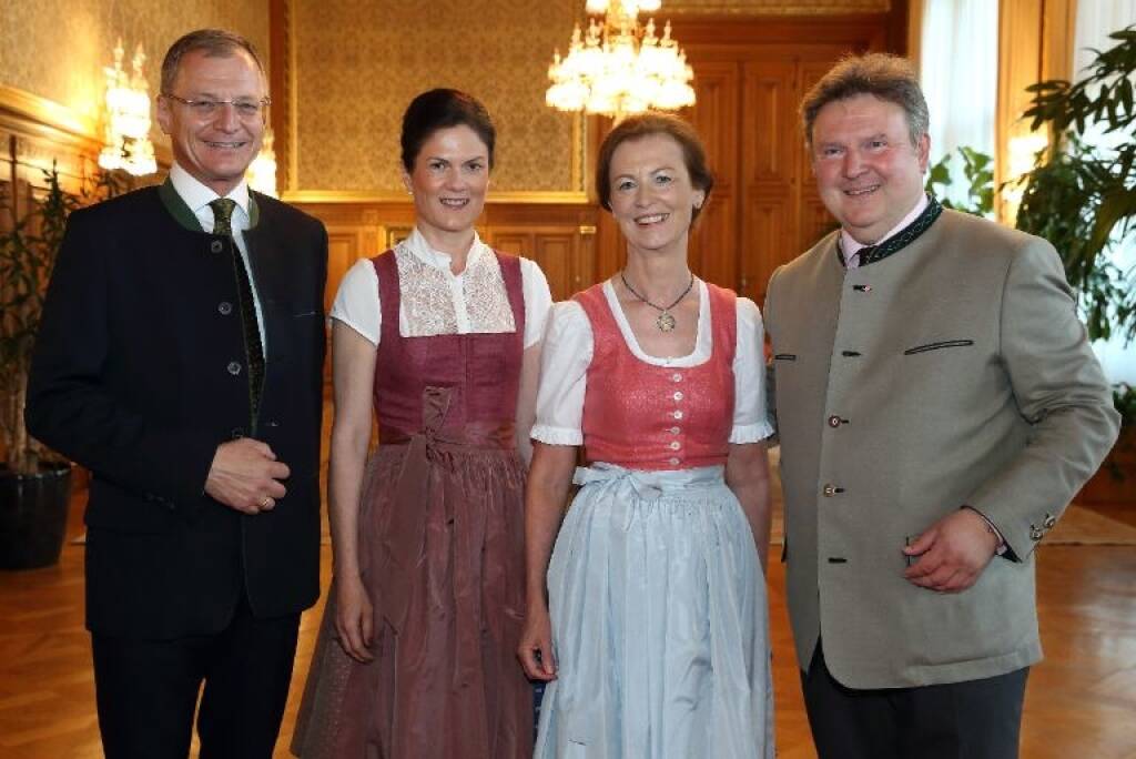 Oberösterreicherball 2018: V.l.n.r.: Thomas Stelzer, Gattin Bettina Stelzer-Wögerer, Irmtraud Rossgatterer, Michael Ludwig; Copyright: Land OÖ/Grilnberger (11.06.2018) 