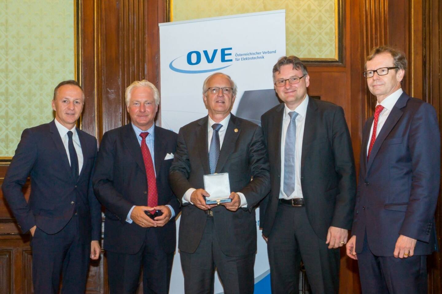 Österreichischer Verband für Elektrotechnik OVE: OVE-Generalversammlung wählt Kari Kapsch zum Präsidenten; OVE-Präsidium und Generalsekretär: Dipl.-Ing. Mag. (FH) Gerhard Christiner (APG Austrian Power Grid), Dr. Kari Kapsch (Kapsch Group), Dr. Franz Hofbauer, MBA (APG Austrian Power Grid), Prof. Dr. Andreas Kugi (TU Wien), Dipl.-Ing. Peter Reichel (OVE) (v.l.); Fotocredit: OVE/Martin Effenberger