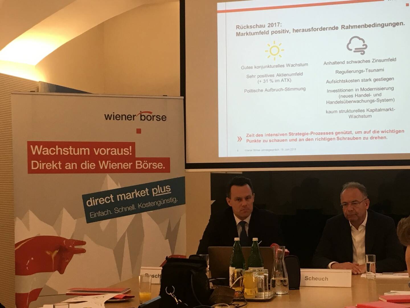 Die neue Strategie greift: Wiener Börse-CEO Christoph Boschan und Börse AR-Vorsitzender Heimo Scheuch (Wienerberger) luden zum Jahresgespräch. In 2017 hat die Wiener Börse viele Neuheiten eingeführt (Stichwort global market ...), den acht größten Börsegang weltweit durchgeführt (Stichwort Bawag) und das Ergebnis um 10 Prozent steigern können (auf 28 Mio. Euro). Pläne gibt es auch im laufenden Jahr: Im Herbst soll mit dem direkt market plus ein neues Marktsegment für Jungunternehmen und KMU eingeführt werden. Bild: beigestellt