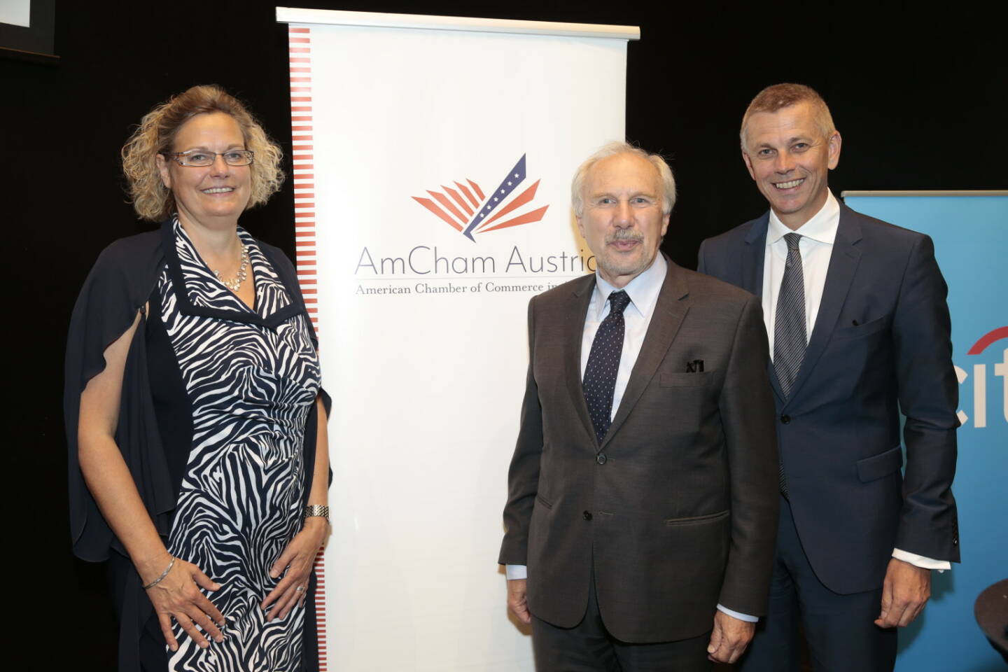 Mitglieder der American Chamber of Commerce in Austria trafen auf Einladung von Citibank zum Business Luncheon im Sofitel Vienna Stephansdom, um den Ausführungen des Oesterreichische-Nationalbank-Gouverneurs Ewald Nowotny über „Perspektiven der europäischen Geldpolitik“ zu folgen. „Niedrige Zinsen helfen zwar, bringen allein aber keinen wirtschaftlichen Aufschwung, der sich nur nachfragebedingt entwickelt“, so Nowotny. Sandra Kolleth (Präsidentin AmCham Austria), Ewald Nowotny, Martin Winkler (Oracle Austria, designierter Präsident der AmCham Austria) © leisure communications/Roland Rudolph