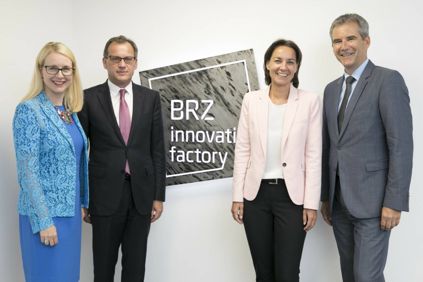 Am 20. Juni wurde die BRZ Innovation Factory im Beisein von Bundesminister Hartwig Löger und Bundesministerin Margarete Schramböck feierlich eröffnet. Bundesministerin Margarete Schramböck, BRZ-Geschäftsführer Markus Kaiser, BRZ-Geschäftsführerin Christine Sumper-Billinger und Bundesminister Hartwig Löger eröffnen die BRZ Innovation Factory; Fotocredit:BRZ/Kawka