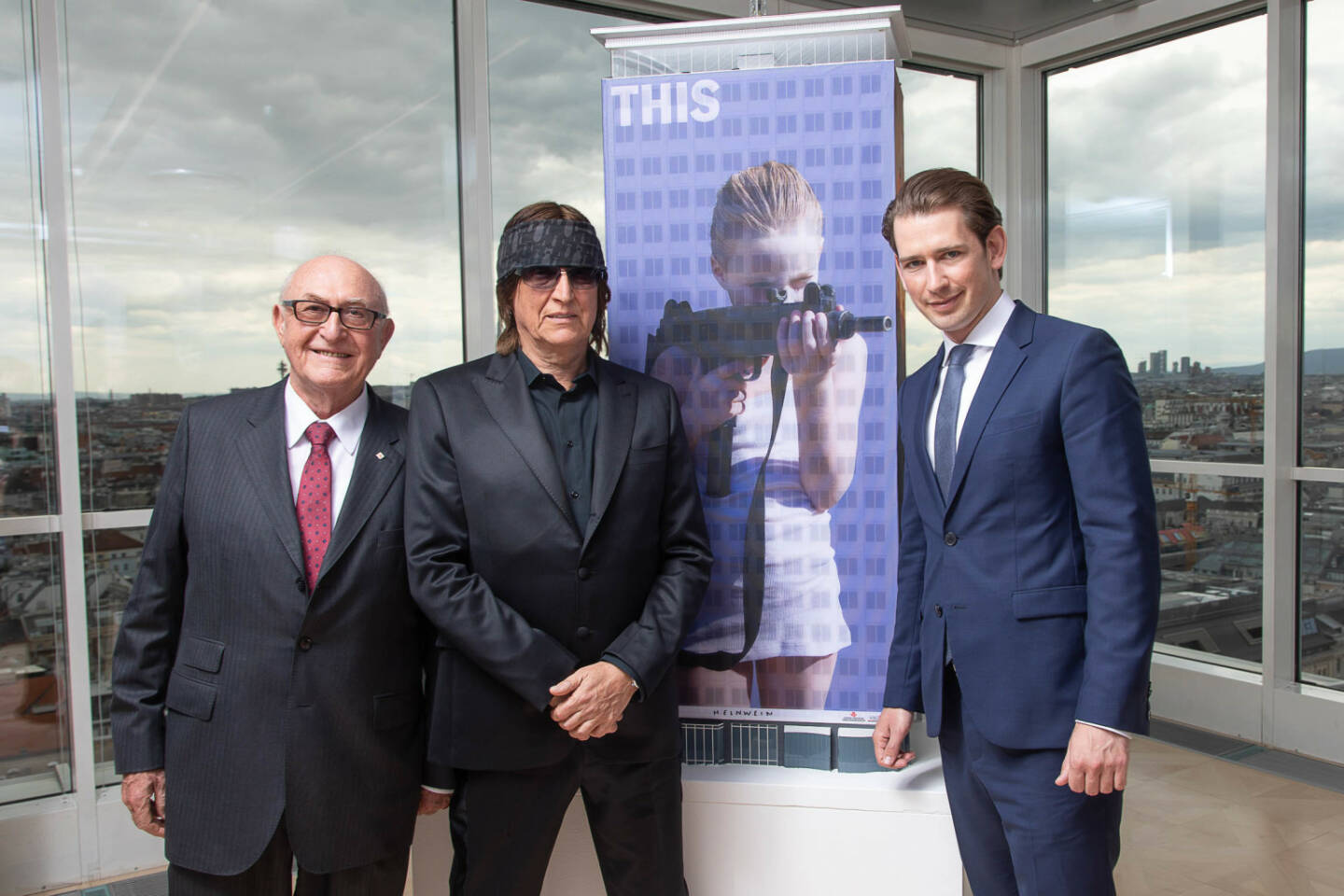 Wiener Städtische Versicherungsverein: Bundeskanzler Sebastian Kurz eröffnete Helnweins „I saw this” am Wiener Ringturm; Am Bild v.l.n.r.: Dr. Günter Geyer (Vorstandsvorsitzender des Wiener Städtischen Versicherungsvereins), Gottfried Helnwein (Künstler der Ringturmverhüllung 2018) und Bundeskanzler der Republik Österreich Sebastian Kurz; Fotocredit: Wiener Städtische Versicherungsverein