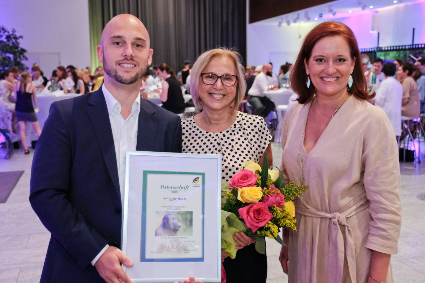 INFOSCREEN feiert 20. Geburtstag mit 250 Gästen in Schönbrunn. Eine Patenschaft zum Geburtstag: Tiergarten-Direktorin Dagmar Schratter (Mitte) überrascht Stefanie Paffendorf (INFOSCREEN) und Hans-Jörg Steiner (INFOSCREEN) mit einer Patenschaft für die Orang-Utans. Copyright: INFOSCREEN/Christoph H. Breneis