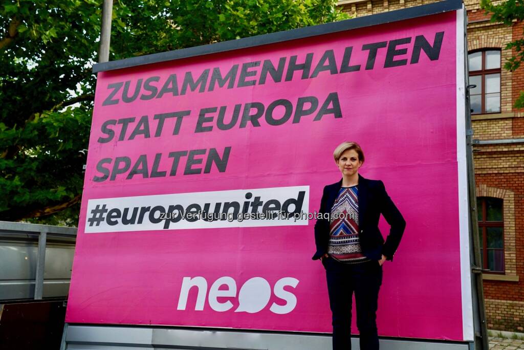 Neos-Vorsitzende Beate Meinl-Reisinger vor dem Plakat - Neos zu Grenz-Manöver: Zusammenhalten statt Europa spalten, © Aussender (27.06.2018) 