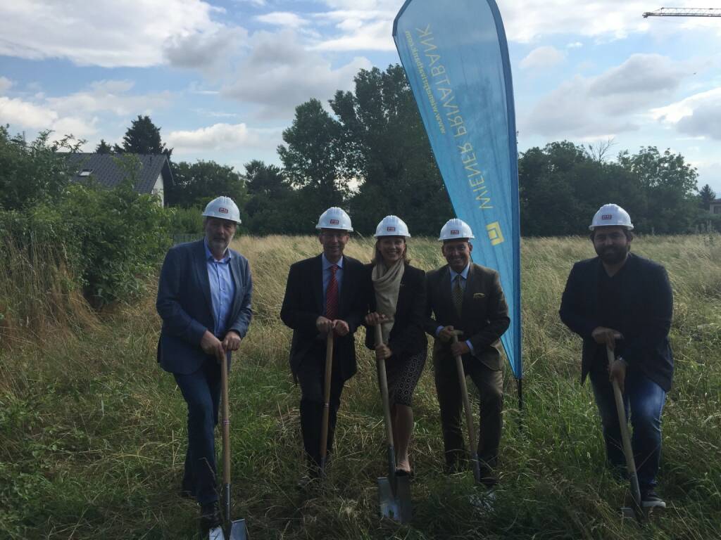 An der Unteren Bahnlände 3-5, 1100 Wien, entstehen derzeit neue, moderne Anlegerwohnungen. Das Projekt wird von der Benefita Immobilien Entwicklungs & Beteiligungs GmbH errichtet und gemeinsam mit der Wiener Privatbank für Investoren als Vorsorgewohnungen, als auch für interessierte Eigennutzer, vermarktet. Bild: von li.n.re.: Bezirksvorsteher Stv. Josef Kaindl, MMag. Dr. Helmut Hardt, Vorstand Wiener Privatbank SE. Bauträger Leopold Schiessler mit Gattin AY-KA Bau Geschäftsführer Cömert Ayaz, Copyright: Wiener Privatbank SE (29.06.2018) 