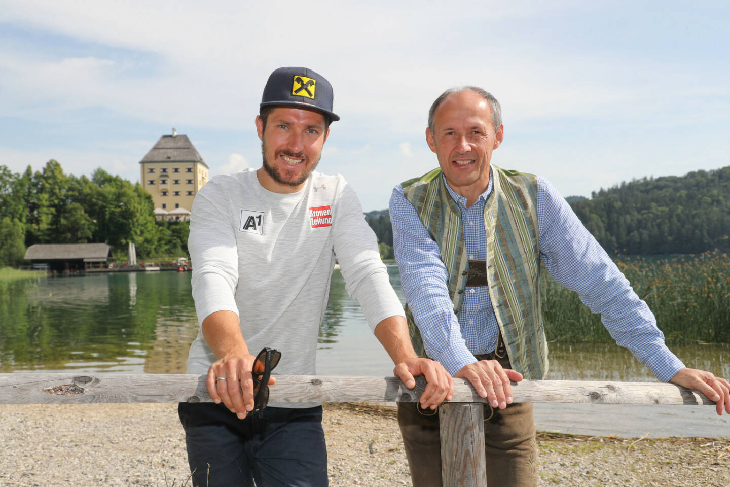 SalzburgerLand Tourismus: Marcel Hirscher verkündete Pläne für den Skiwinter 2018/19 im Schloss Fuschl im SalzburgerLand; Er fährt weiter, lässt sich aber offen, in welcher Form er dies tun wird. Im Bild der Salzburger Doppelolympiasieger und siebenfache Gesamtweltcup-Sieger Marcel Hirscher mit Leo Bauernberger (GF SalzburgerLand Tourismus). Fotocredit:SalzburgerLand Tourismus