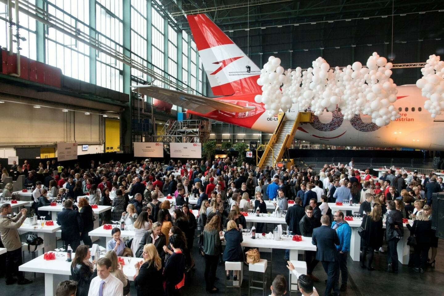 Mit Standscannern in Flughafen-Optik wurden bei der 60-Jahr-Feier von Austrian Airlines insgesamt 2.500 hochkarätige Gäste eingecheckt; Copyright: Austrian Airlines