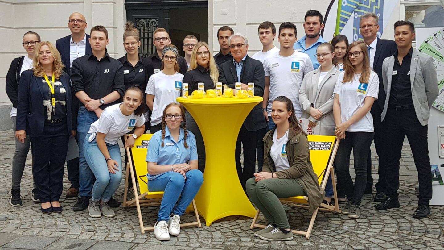 Wer vom 9. bis 20. Juli die Filiale in Linz, Domgasse 1, besucht, wird von den Nachwuchstalenten der Post begrüßt. 22 Lehrlinge führen die Filiale in diesen zwei Wochen von Montag bis Freitag in der Zeit von 08.00 bis 18.00 Uhr völlig eigenständig. Für Postkundinnen und -kunden warten in der Filiale unterschiedlichste Aktionen: von Rabatten über ein Gewinnspiel bis hin zur Ausgabe einer personalisierten Lehrlingsmarke. Auch Generaldirektor Georg Pölzl besuchte die Filiale. Fotocredit:Österreichsiche Post AG