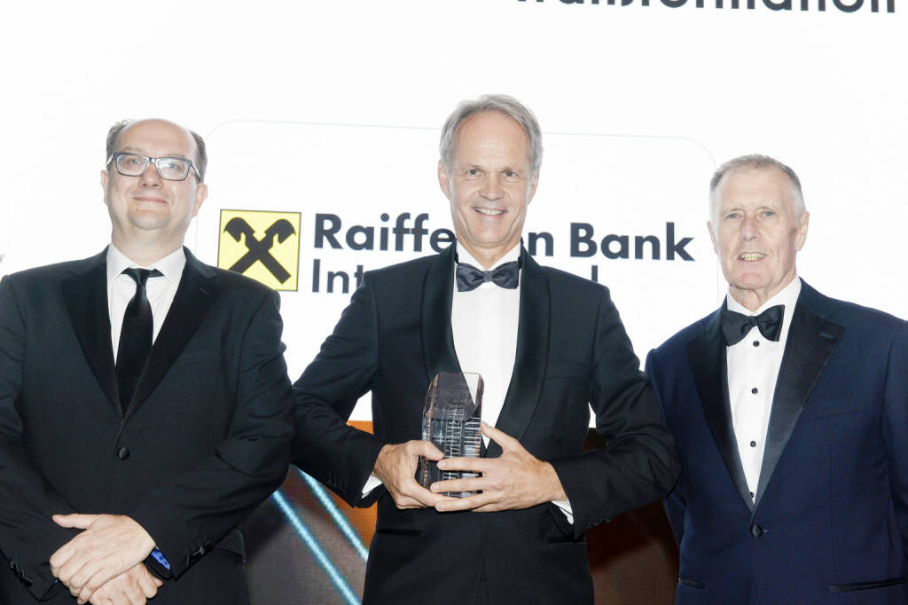 In einer festlichen Galazeremonie wurden gestern Abend in London die „Euromoney Awards for Excellence 2018“ verliehen. Die Raiffeisen Bank International (RBI) und ihre Tochterbanken erhielten insgesamt neun Auszeichnungen. Die RBI gewann den Preis für die „World's Best Bank Transformation“ und konsequenterweise auch für die „Best Bank Transformation“ in Zentral- und Osteuropa. v.l.n.r.: Clive Horwood (Herausgeber Euromoney), Martin Grüll (CFO, RBI), Sir Geoff Hurst (englische Fußballlegende). Copyright: Euromoney, © Aussendung (12.07.2018) 