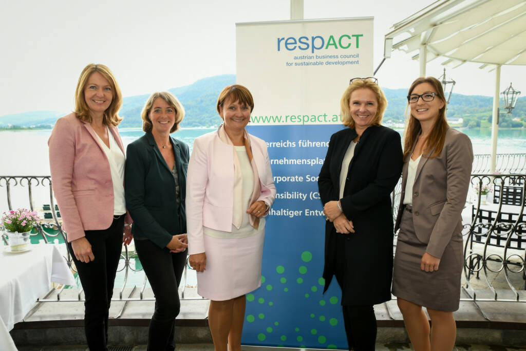 respACT - austrian business council for sustainable development: respACT-Business Lunch in Kärnten: UN-Nachhaltigkeitsziele im Tourismus verankern; V.l.n.r.: Claudia Mischensky (Geschäftsführung Industriellenvereinigung Kärnten), Iris Strasser (Leiterin Netzwerk Verantwortung zeigen), Herta Stockbauer (Vorstandsvorsitzende BKS Bank und Vizepräsidentin respACT), Michaela Reitterer (Präsidentin Österreichische Hoteliervereinigung und Eigentümerin Boutiquehotel Stadthalle), Carina Hauptmann (Projektleitung Global Compact Netzwerk Österreich, respACT; Fotocredit:Elke Schwarzinger (13.07.2018) 