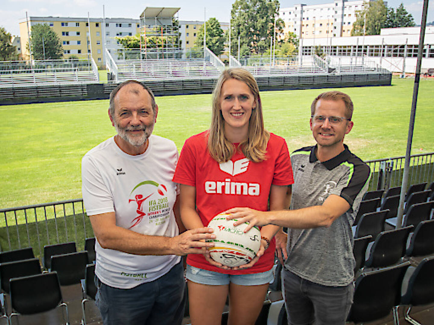 Von 24. bis 28. Juli wird Linz zum Mittelpunkt der Faustballwelt, wenn Mannschaften aus 11 Nationen um den begehrten Weltmeistertitel spielen. Karl Weiß (IFA Präsident) , Katharina Lackinger (Abwehrspielerin Team Österreich), Christoph Oberlehner (OK-Generalsekretär); Fotocredit:IFA/Weber