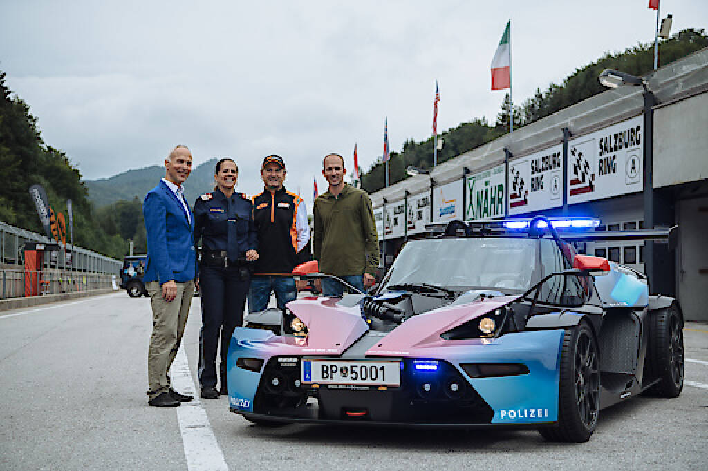 KTM übergibt X-Bow an die Polizei – weltweit erstes KTM-Polizeifahrzeug; Generalsekretär Goldgruber, CSO Trunkenpolz, Salzburgring-Geschäftsführer Ernst Penninger; Fotocredit:Kernasenko, © Aussendung (22.07.2018) 