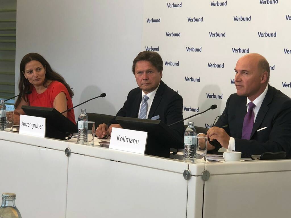 Verbund-Pressekonferenz: Ingun Metelko (Kommunikation), Wolfgang Anzengruber (CEO), Peter F. Kollmann (CFO), Credit: beigestellt, © Aussender (26.07.2018) 