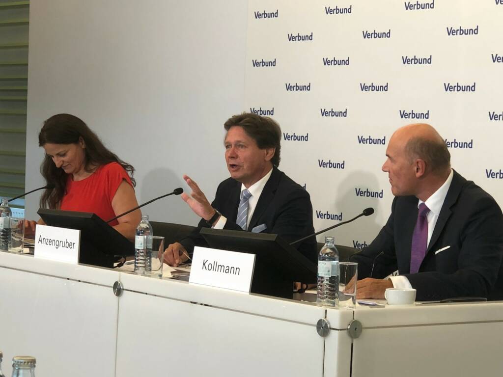 Verbund-Pressekonferenz: Ingun Metelko (Kommunikation), Wolfgang Anzengruber (CEO), Peter F. Kollmann (CFO), Credit: beigestellt, © Aussender (26.07.2018) 