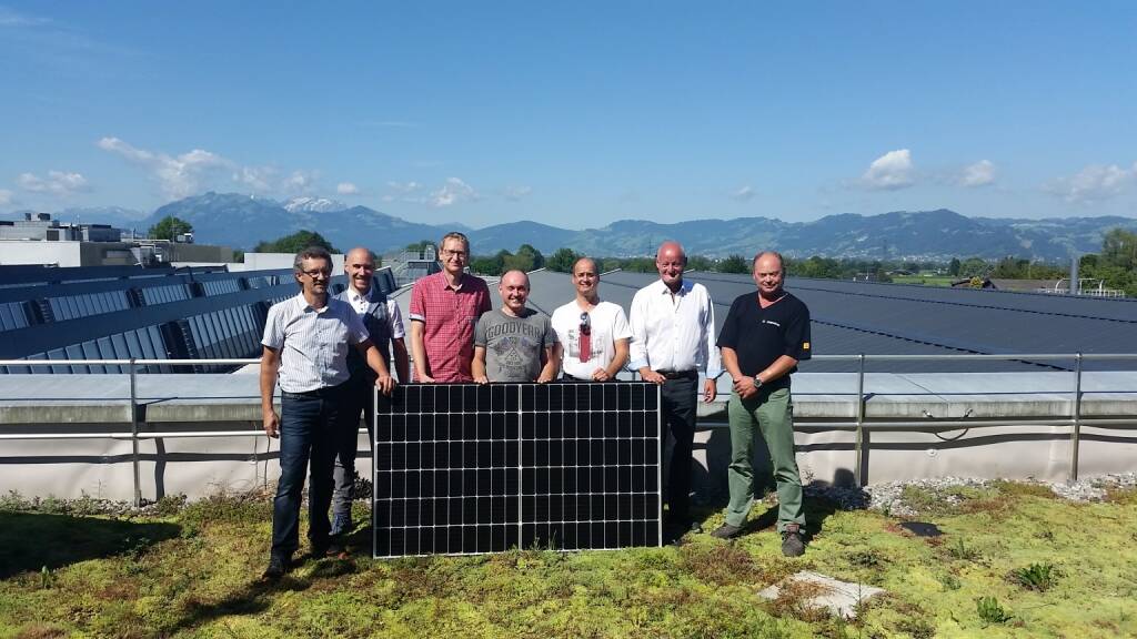 Der Lichtkonzern Zumtobel Group baut an seinem Standort in Dornbirn als erster Industriebetrieb die bisher größte Photovoltaikanlage in Vorarlberg. Die Installation umfasst rund 4.500 Solarpaneele mit einer Gesamtleistung von 1.250 kWp und leistet damit einen nachhaltigen Beitrag zur Energienutzung.Werksleiter Markus Kronenwett (Zweiter von rechts) und das Projektteam über den Dächern der Fertigungshallen in der Schweizerstraße. Quelle: Zumtobel, © Aussender (30.07.2018)