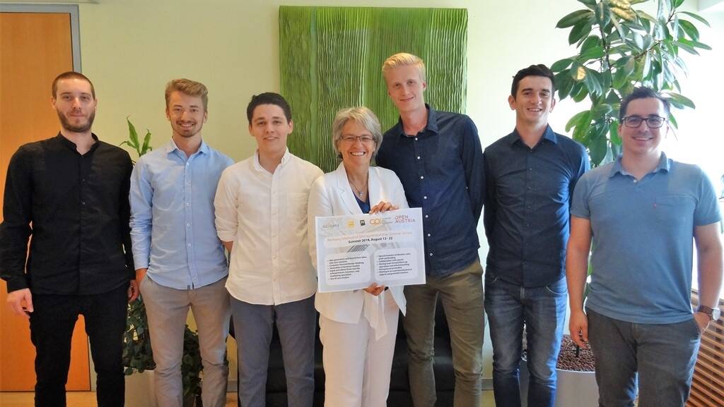 Das junge Team von Warrify konnte mit seinem Konzept einer App, welche die zentrale Verwaltung von Garantien und Rechnungen übernimmt, die Jury überzeugen und fährt im August zur Berkeley Summer School. Im Rahmen der Spin-off-Strategie des Landes Niederösterreich und unter Federführung der Technologiefinanzierungsgesellschaft tecnet equity und dem accent Gründerservice kämpften heuer 12 Teams aus niederösterreichischen Fachhochschulen um die Teilnahme an einem zehntägigen Aufenthalt im Silicon Valley sowie den Besuch der renommierten Berkeley Entrepreneurship Summer School im August. v.l.n.r. Max Heil (A Slice of Reality), Enzo Duit, Mathias Pichler (Warrify), Landesrätin Petra Bohuslav, Simon Hasenauer, Jan Kreuter (Warrify), Felix Blasiner (A Slice of Reality); Bild:  accent Gründersevice (01.08.2018) 