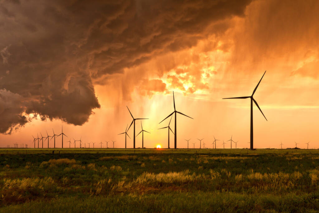 In der Kategorie Visionary Wind konnte der Österreicher Klaus Rockenbauer beim internationalen Windkraft-Fotowettbewerb die Jury überzeugen. Bild: Ein Sturm erreicht den Balko-Windpark in Oklahoma kurz vor Sonnenuntergang. Copyright: Klaus Rockenbauer, © Aussender (02.08.2018) 