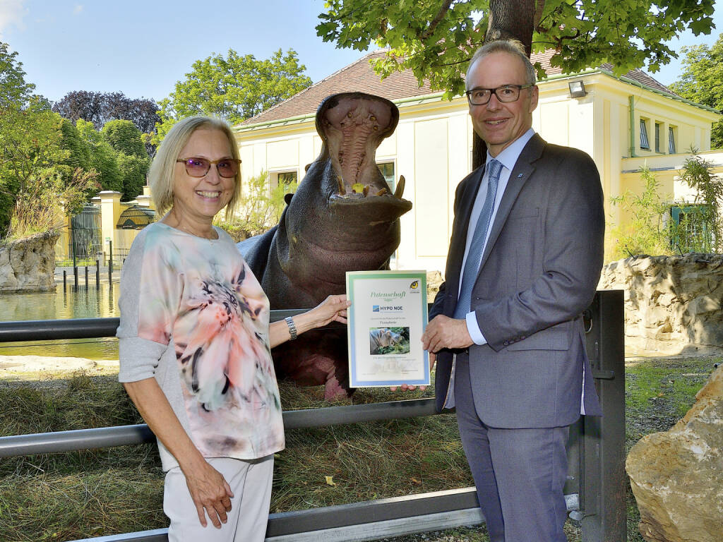 HYPO NOE Landesbank für Niederösterreich und Wien AG: Tradition verbindet: HYPO NOE übernimmt Hippo-Patenschaft im Tiegarten Schönbrunn, im Bild: Dagmar Schratter, Direktorin und Geschäftsführerin des Tiergarten Schönbrunn, und Wolfgang Viehauser, Vorstand der HYPO NOE., Fotocredit:HYPO NOE/Norbert Potensky, © Aussender (02.08.2018) 