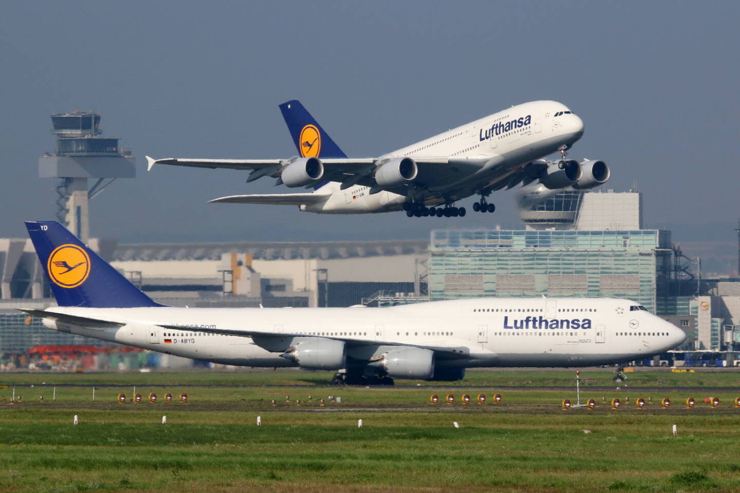 Lufthansa, Flugzeug, Flughafen - https://de.depositphotos.com/56560641/stock-photo-lufthansa-airplanes-at-frankfurt-airport.html