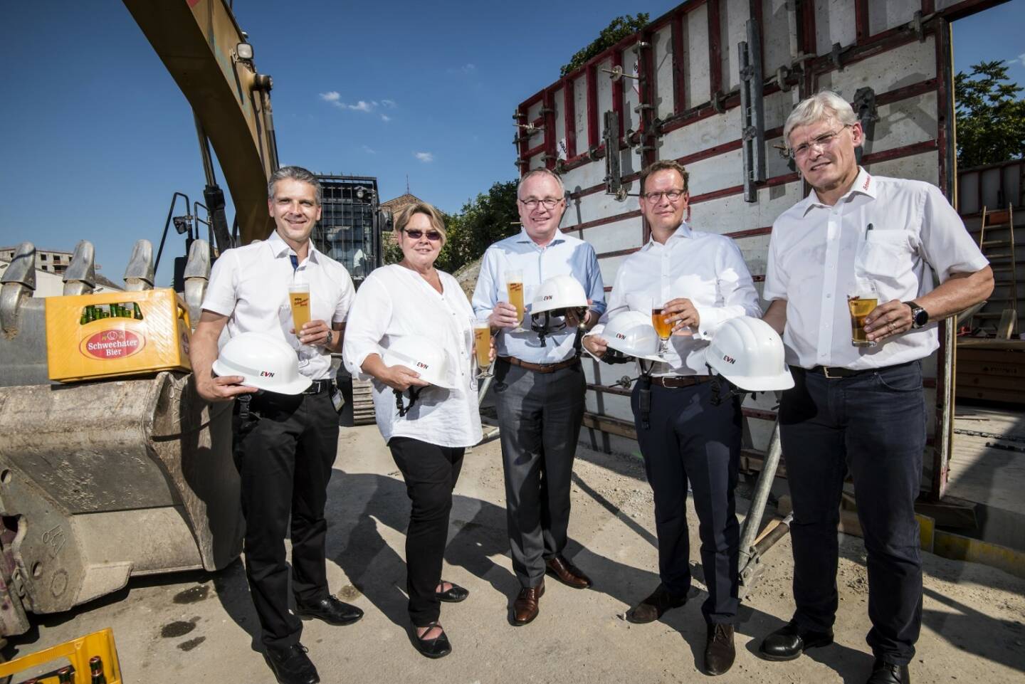 In den nächsten Jahren sollen auf den ehemaligen Brauereigründen in Schwechat 900 Wohneinheiten errichtet werden. Zur nachhaltigen Wärmeversorgung dieser Wohnungen haben Brau Union Österreich und EVN ein Konzept entwickelt: Gärwärme, die im Brauprozess entsteht, wird über eine Wärmepumpe zu nachhaltiger Naturwärme für die Kunden. EVN Vorstandssprecher Stefan Szyszkowitz; Schwechater Bürgermeisterin Karin Baier; LH-Stv. Stephan Pernkopf; Christian Huber, Braumeister der Region; Andreas Urban, Braumeister Schwechat; Fotocredit:EVN / Antal