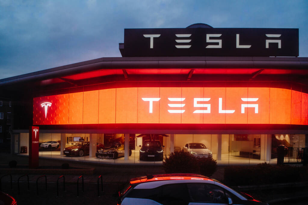 Tesla, Autohaus, Autos - https://de.depositphotos.com/158143436/stock-photo-tesla-motors-showroom-with-cars.html, © <a href=