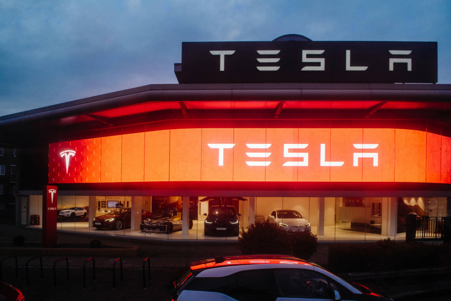 Tesla, Autohaus, Autos - https://de.depositphotos.com/158143436/stock-photo-tesla-motors-showroom-with-cars.html
