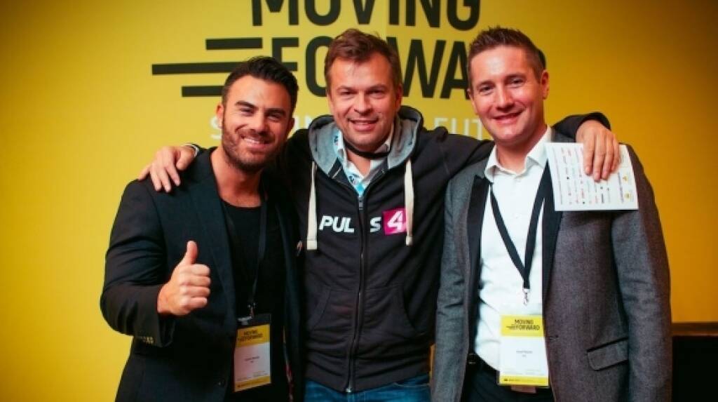 Nach New York City (USA) und London (UK) kommt die Moving Forward Conference am 22. und 23. November 2018 wieder zurück in ihre Geburtsstätte Wien. Im Fokus steht heuer ein Themen-Mix, der Digitalisierungstrends wie Artificial Intelligence, Blockchain und Kryptowährungen, Cybersecurity, Design, Digitale Transformation, Diversity, FinTech, Health, GreenTech, Marketing, Media, Mobility oder Social Media umfasst. „Wien ist ein Schrittmacher in Punkto Digitalisierung und Trends. Es entstehen in der Bundeshauptstadt immer mehr digitale Cluster, Start-up-Kulturen sowie Aus- und Weiterbildungsinitiativen. Moving Forward versteht sich als Konferenz, die zwei Tage lang innovative Themen für Entscheider und kreative Köpfe aufbereitet und attraktive Networking-Möglichkeiten bietet,“ erklären JMC-CEO Josef Mantl und Head of Marketing and Events Daniel Bessler (im Bild mit Medien-Manager Markus Breitenecker). © Adrian Almasan/Good Life Crew (06.08.2018) 