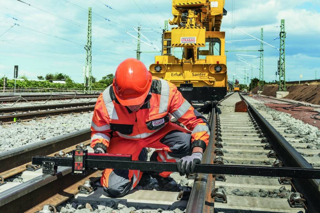 Der Bauauftrag für eine insgesamt 5,7 km lange Bahnstrecke auf dem Gebiet der niedersächsischen Gemeinde Sande (Landkreis Friesland) geht an die Strabag.  Bildnachweis: Strabag SE, © Aussender (07.08.2018) 