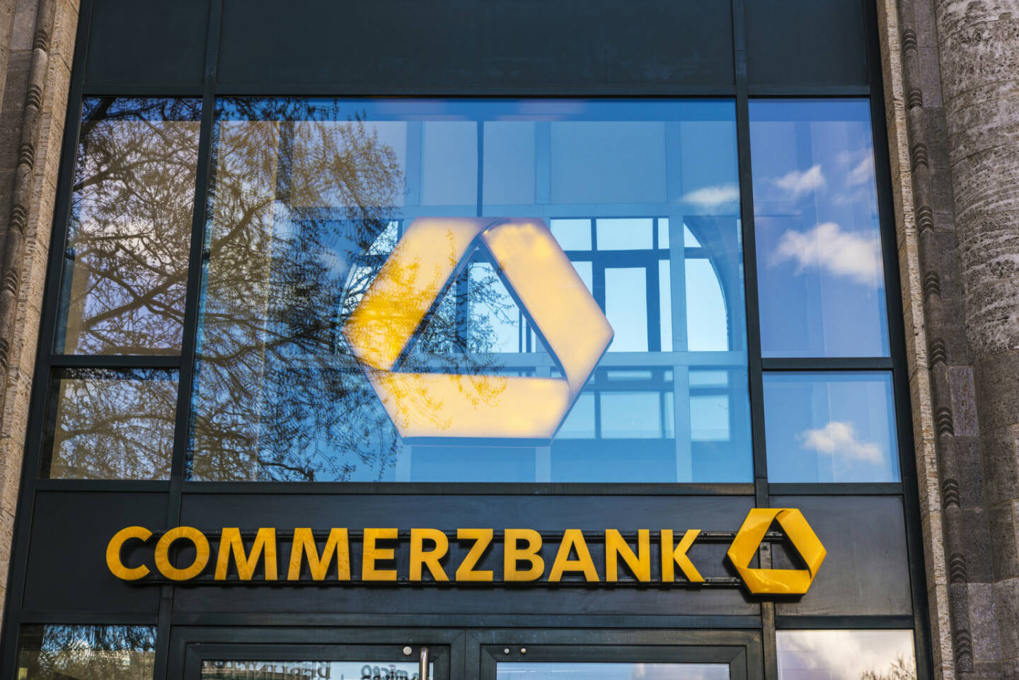 Commerzbank Logo - https://de.depositphotos.com/158649562/stock-photo-bank-branch-of-commerzbank-in.html