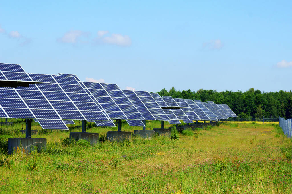 Solaranlage, Solarfeld, erneuerbare Energie - https://de.depositphotos.com/6214693/stock-photo-solarfeld.html, © <a href=