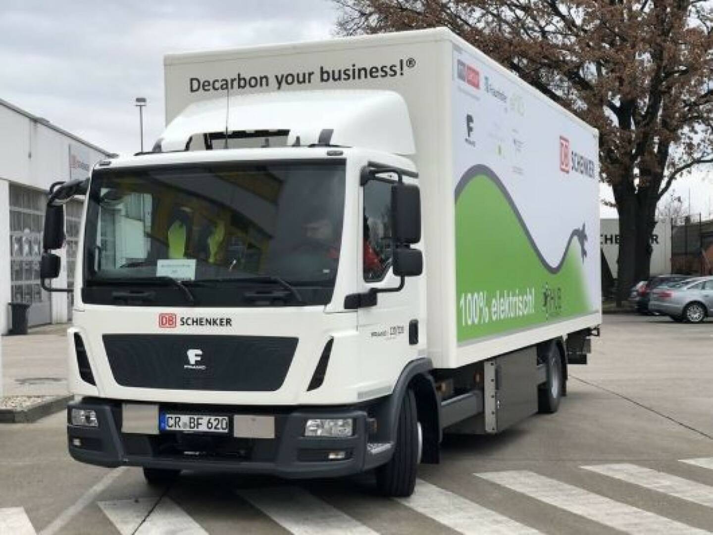 DB Schenker hat in Berlin ein Projekt vorgestellt, das die Integration von Elektro-Lkw in die Fahrzeugflotten von Logistikdienstleistern untersuchen soll. Das Projekt iHub soll zeigen, wie ein IT-gestütztes System Lkw-Flotten effizient steuern kann, die aus dieselbetriebenen und elektrischen Fahrzeugen bestehen. Fotocredit:DB Schenker