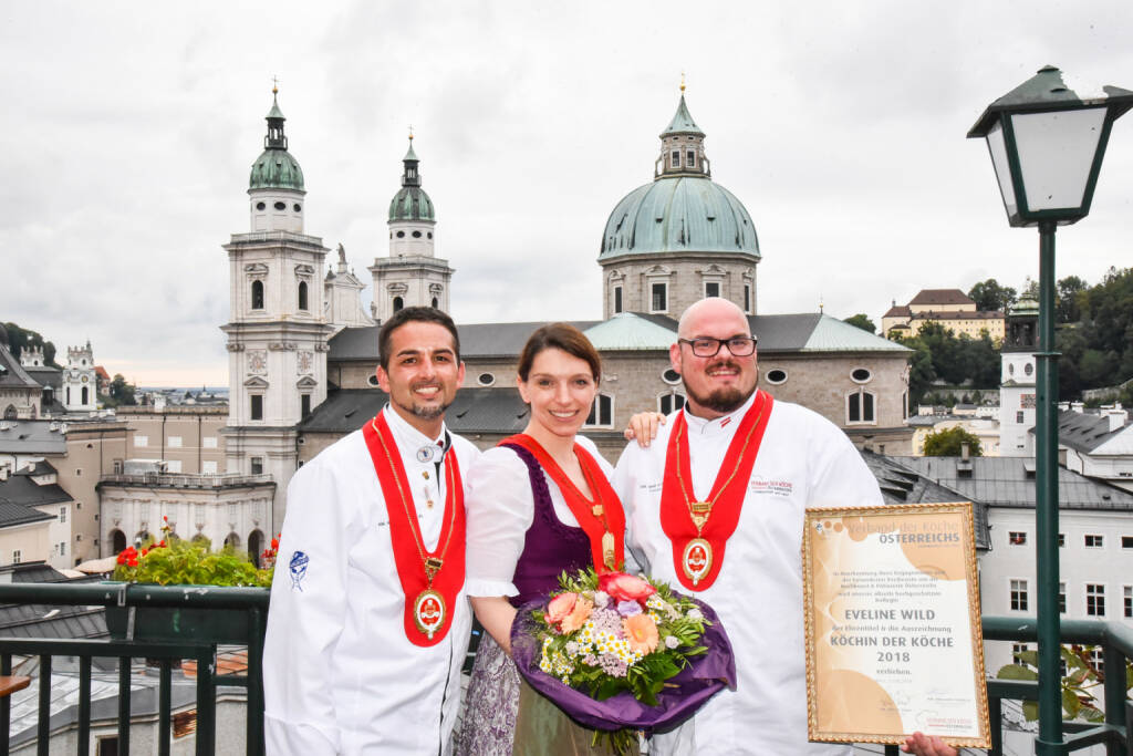 Die Pâtissière Eveline Wild (37) wurde in Salzburg bei einer großen Feier ausgezeichnet. Mike P. Pansi als Präsident Verband der Köche Österreichs und sein Vize Alexander Forbes Jr. begrüßten dazu u.a. Alain Hostert (Worldchefs Continental Director Europe Central). Die höchste Auszeichnung des VKÖ für verdienstvolle Köche ging an die Pâtissière-Weltmeisterin Eveline Wild. Die aktuelle Köchin der Köche ist Fernsehzusehern aus Frisch gekocht“ seit 2012 ein Begriff. Für den Kochverband gilt Eveline Wild seit einigen Jahren als Talent und eine Größe der heimischen Gastronomie. Fotocredit:VKÖ/expressfoto Egretzberger, © Aussendung (12.08.2018) 