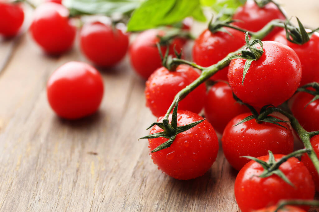 Tomaten, rot - https://de.depositphotos.com/47906853/stock-photo-fresh-cherry-tomatoes-on-old.html, © <a href=