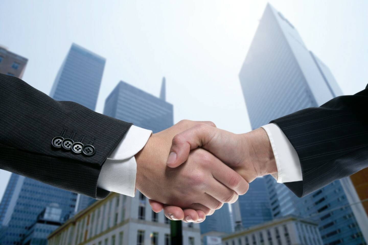 Handschlag, Vertrag, Zusammenarbeit, Deal - https://de.depositphotos.com/5507686/stock-photo-businessman-partners-shaking-hands-with.html