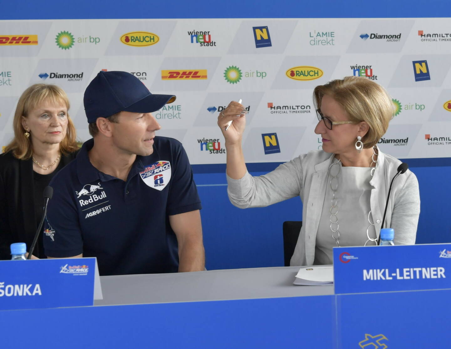 Wiener Neustadt ist bereit zum Abheben - Red Bull Air Race mit spektakulärem Luft- und Boden-Eventprogramm! Martin Sonka (CZE), hier im Bild mit NÖ. Landeshauptfrau Johanna Mikl-Leitner (r.), kommt als Gesamtzweiter der aktuellen Red Bull Air Race Weltmeisterschaft nach Wiener Neustadt. Fotocredit: Cayenne