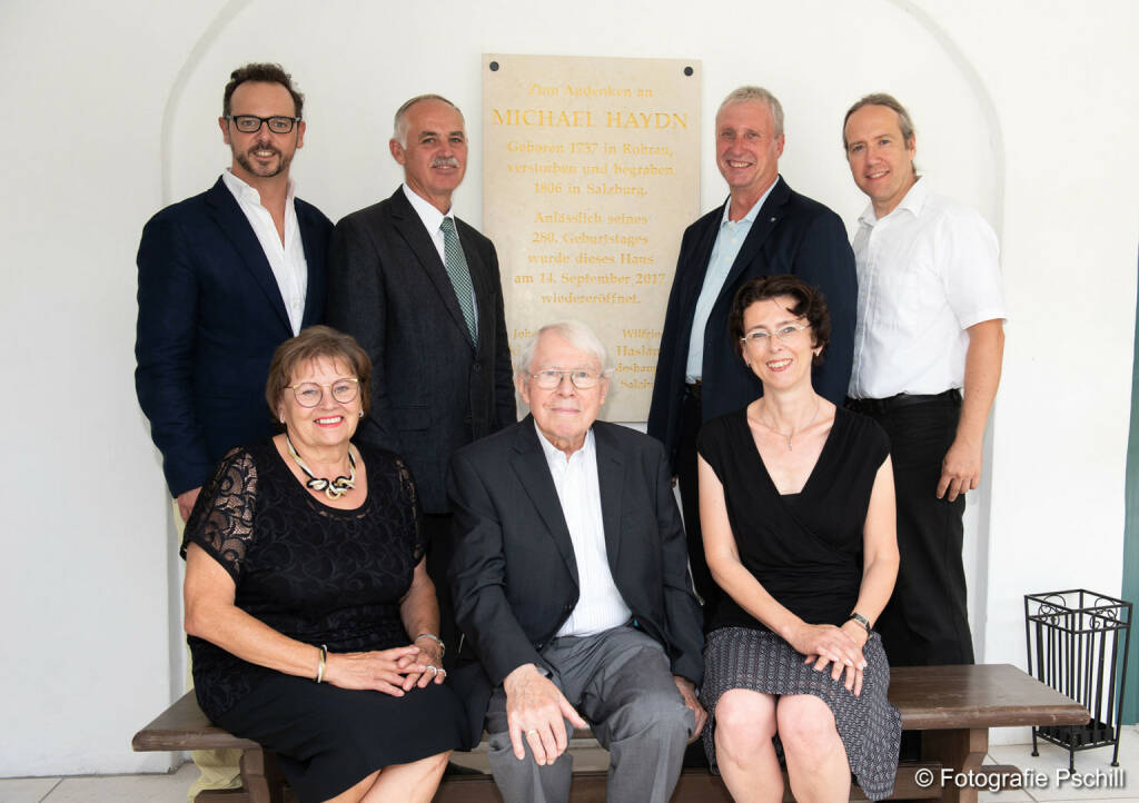 Zum feierlichen Anlass der Enthüllung fanden sich ein (links nach rechts, 2.Reihe zuerst): Michael Linsbauer (Museumsleitung Haydn-Geburtshaus), Albert Mayer (Vize-Bgm. Marktgemeinde Rohrau), LAbg. Gerhard Schödinger, Harald Kosik (Verein Haydnregion NÖ), Albert Mayer (VBgm. Rohrau); 1.R: Brigitte Gampe (Verein Haydnregion NÖ), Gerhard Walterskirchen (Johann Michael Haydn-Gesellschaft Salzburg), Eva-Maria Stöckler (Donau-Universität Krems), Credit: Foto Pschill, © Aussender (30.08.2018) 