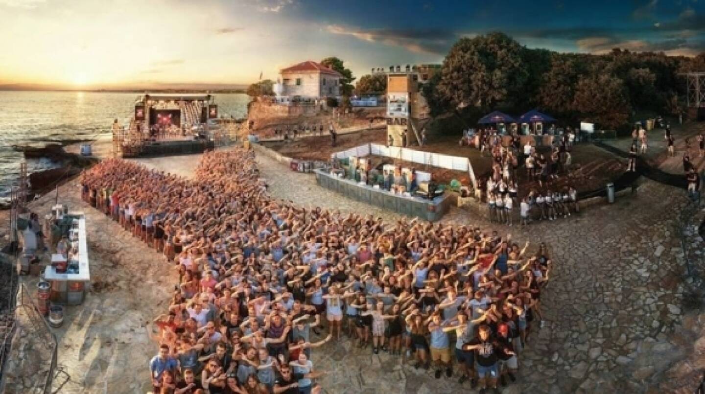 X-Jam Croatia erneut als Europas größte Event-Maturareise bestätigt, Knapp 10.000 Absolventen genossen den Sommer ihres Lebens im kroatischen Porec. Buchungszahl für 2019 bricht bereits jetzt den Rekord. Ziel ist es, die 100.000 Nächtigungen, die wir mit X-Jam und dem Lighthousefestival die letzten zwei Jahre gebracht haben, zu überbieten“, so DocLX-Gründer Alexander Knechtsberger. © DocLX Holding