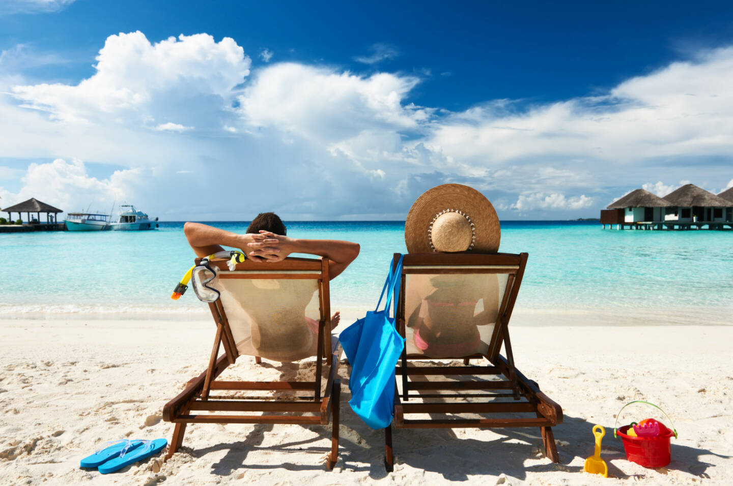 Urlaub, Strand, Meer, Himmel, Paar - https://de.depositphotos.com/23467114/stock-photo-couple-on-a-beach.html