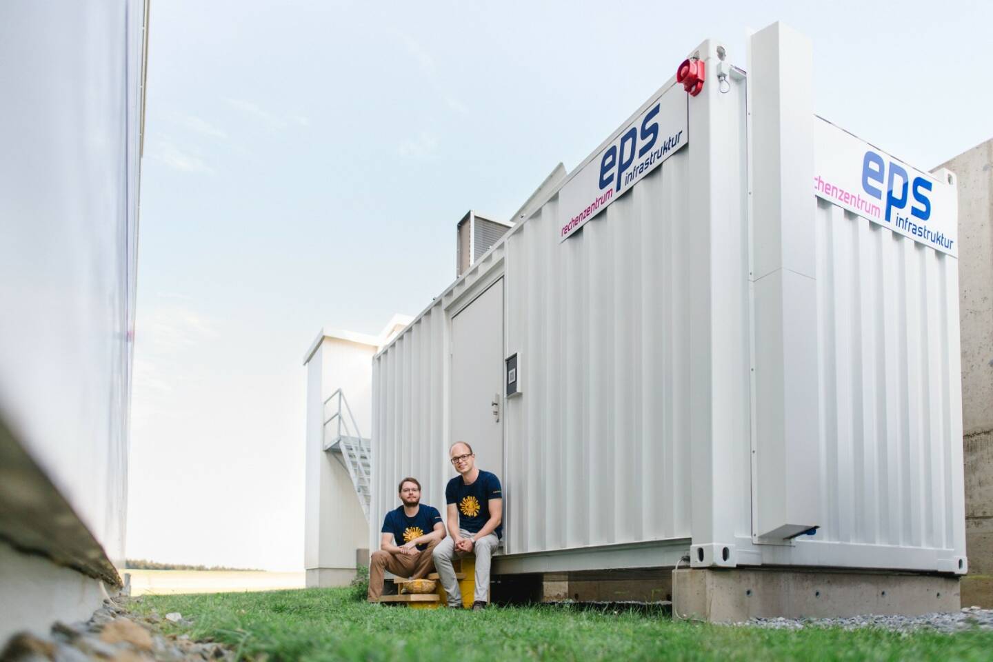 Nach 30 Jahren Wachstum musste auch die IT von Sonnentor nachziehen und höchste IT-Verfügbarkeit sowie Sicherheit garantieren. Sonnentor entschied sich für einen Data Center Container, den die Firma EPS Electric Power Systems plante und installierte. im Bild: Gregor Floh, Thomas Koppensteiner; Credit: EPS