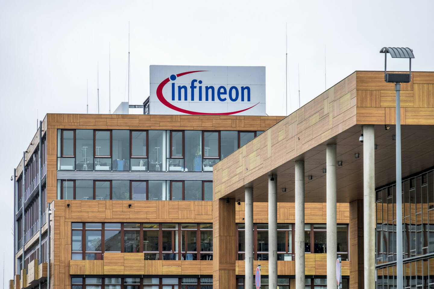 Infineon headquarter nahe München - https://de.depositphotos.com/188361350/stock-photo-neubiberg-germany-february-16-2018.html