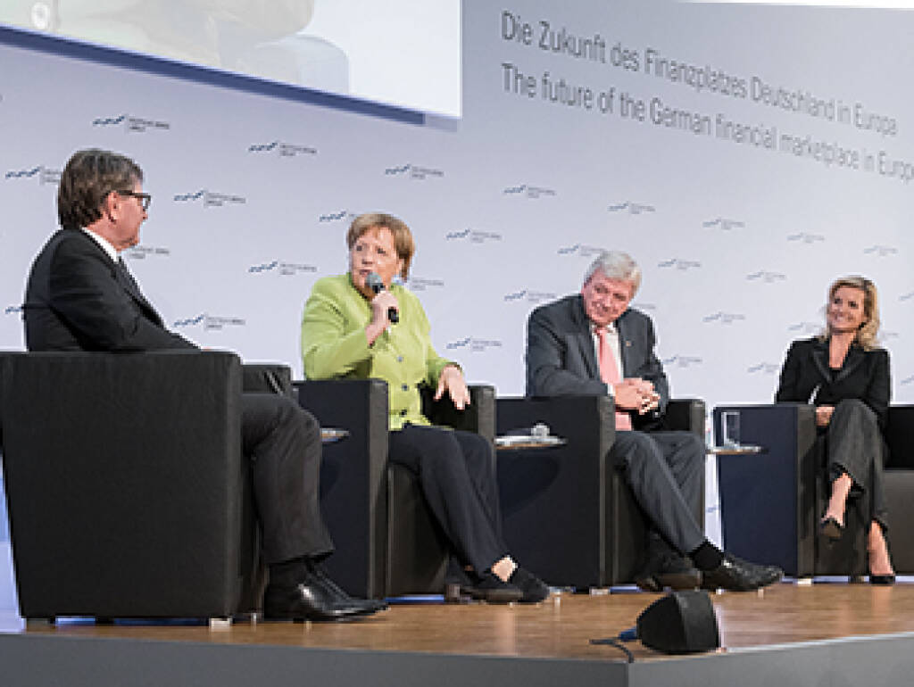 Während einer Diskussion zur deutschen Finanzmarktlandschaft in der Frankfurter Börse vor ca. 300 Gästen waren sich die deutsche Bundeskanzlerin Angela Merkel, der hessische Ministerpräsident Volker Bouffier und Deutsche Börse Vorstandsvorsitzender Theodor Weimer über eines einig: Allem Wandel zum Trotz gibt es kein starkes Land ohne eine starke Marktwirtschaft – und eine starke Finanzindustrie als Rückgrat von beidem. Credit: Deutsche Börse, © Aussender (05.09.2018) 