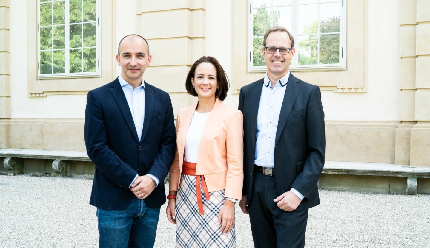 Die Haufe Group übernimmt mehrheitlich Klaiton – die Online-Plattform zur Vermittlung von Berater und Coaches. Das Freiburger Familienunternehmen bietet mit Klaiton Kunden die Möglichkeit, Coaching und Consulting qualitätsgesichert und bedarfsgerecht einzukaufen. Im Bild: Holger Schmelzer, Geschäftsführer der Haufe Akademie (rechts im Bild) wird neben Nikolaus Schmidt und Tina Deutsch dritter Geschäftsführer von Klaiton. Fotocredit:Haufe Group/KLAITON