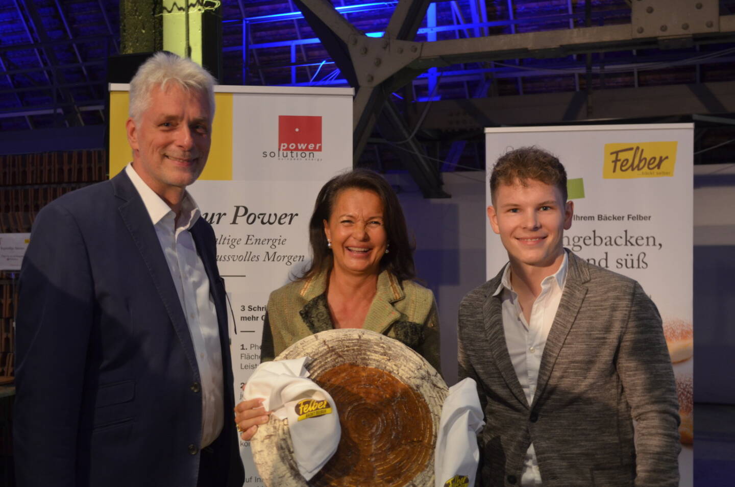 Die traditionsreiche Wiener Bäckerei Felber will mit „Flour Power“ ihren Weg in Richtung CO2-Neutralität beschreiten. Bereits im Frühjahr 2019 geht eine hauseigene, 800 Quadratmeter große Photovoltaik-Anlage in der Felber-Firmenzentrale in Betrieb und ausgewählte Filialen erhalten Ladestationen für E-Fahrzeuge. Umgesetzt wird das Projekt mit dem Energieexperten power solution. Nun holt man sich dafür Kapital von der Crowd, Bäckerei Felber und power solution starten „Flour Power“-Crowdfunding auf Lion Rocket; im Bild: Roland Kuras (Geschäftsführer power solution), Doris Felber (Bäckerei Felber), Wolfgang Deutschmann (Lion Rocket); Copyright: power solution