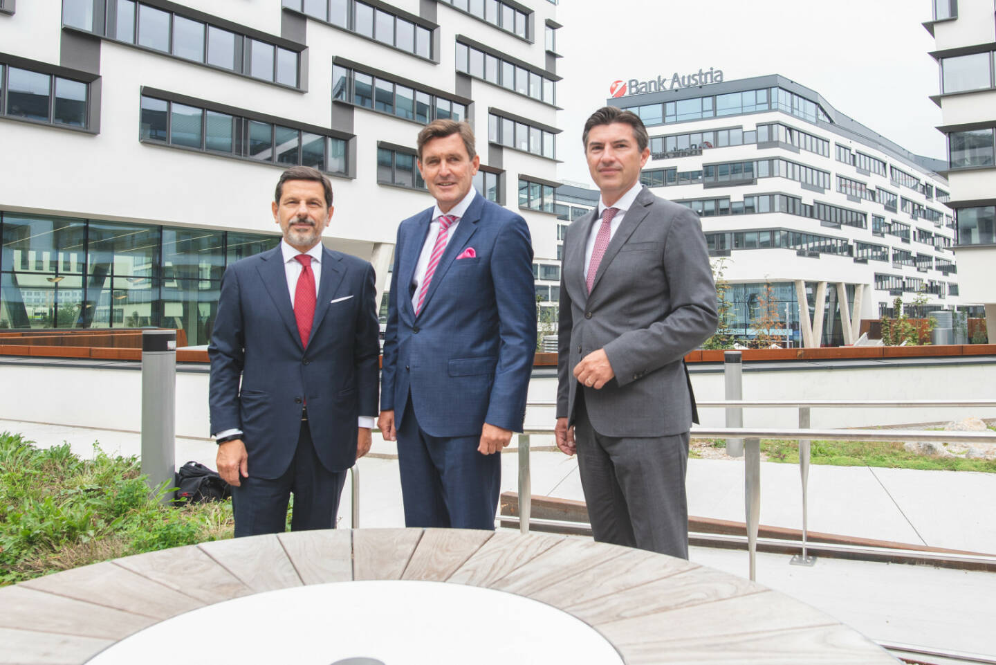 Neue Unternehmenszentrale der UniCredit Bank Austria offiziell eröffnet: Robert Zadrazil, Vorstandsvorsitzender der UniCredit Bank Austria: „Mit dem Einzug in unser neues Headquarter setzen wir Maßstäbe für modernes Arbeiten und Zusammenarbeit. Durch die räumliche Konzentration aller zentralen Einheiten an diesem hochmodernen Standort und durch eine neue, offene und moderne Arbeitsorganisation auf Basis von ‚Smart Working‘ positionieren wir uns als Top-Arbeitgeber und schaffen die Bedingungen für bessere Kommunikation und Work-Life-Balance sowie höheres Engagement unserer Mitarbeiterinnen und Mitarbeiter. Zudem erfüllt unser neues Headquarter höchste Umwelt- und Nachhaltigkeits- Standards. Unter anderem haben wir hier eine der flächenmäßig größten Anlagen zur Nutzung von Geothermie in Mitteleuropa errichtet.“ Im Bild: Gianni Franco Papa, General Manager der UniCredit, Peter Hanke, Amtsführender Stadtrat der Stadt Wien für Finanzen, Wirtschaft, Digitalisierung und Internationales; Robert Zadrazil, Vorstandsvorsitzender der UniCredit Bank Austria, Credit: Oreste Schaller