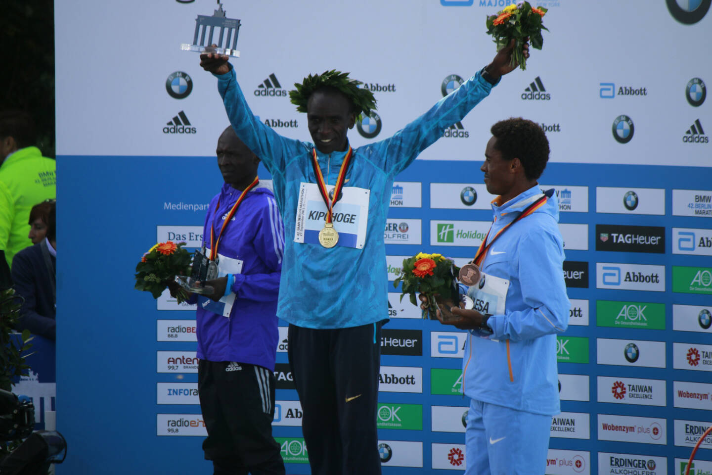 Eliud Kiptanui, Eliud Kipchoge, Feyisa Lilesa - Berlin Marathon, Pariser Platz, 27. September 2015, Berlin - https://de.depositphotos.com/130980464/stock-photo-winners-of-the-berlin-marathon.html