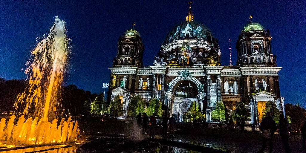 E.ON festigt sein kulturelles Engagement in Berlin und unterstützt erneut das Festival of Lights, diesmal sogar als exklusiver Presenter. Das international etablierte Lichtkunst-Ereignis findet vom 5. bis 14. Oktober statt und wird wieder ein Millionenpublikum aus aller Welt begeistern. Lichtkünstler verwandeln dabei Berliner Sehenswürdigkeiten mit mehrdimensionaler Videotechnik in lebendige Kunstwerke. Quelle: E.On (18.09.2018) 