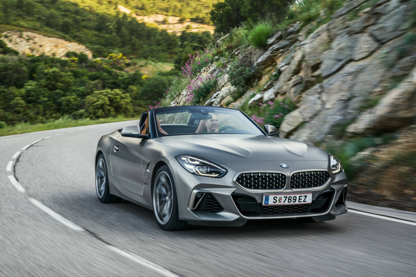 Made in Austria: Der neue BMW Z4. Ende 2018 startet die Produktion des sportlichen Zweisitzers bei Magna Steyr Fahrzeugtechnik (MSF) in Graz. Der BMW Z4 wird dann exklusiv in Österreich für den gesamten Weltmarkt produziert. In Kombination mit der bestehenden Fertigung des BMW 5er produziert die BMW Group dann bereits zwei Modelle in Österreich – und unterstreicht damit ihr kontinuierlich wachsendes Engagement am Wirtschaftsstandort. Fotocredit:BMW